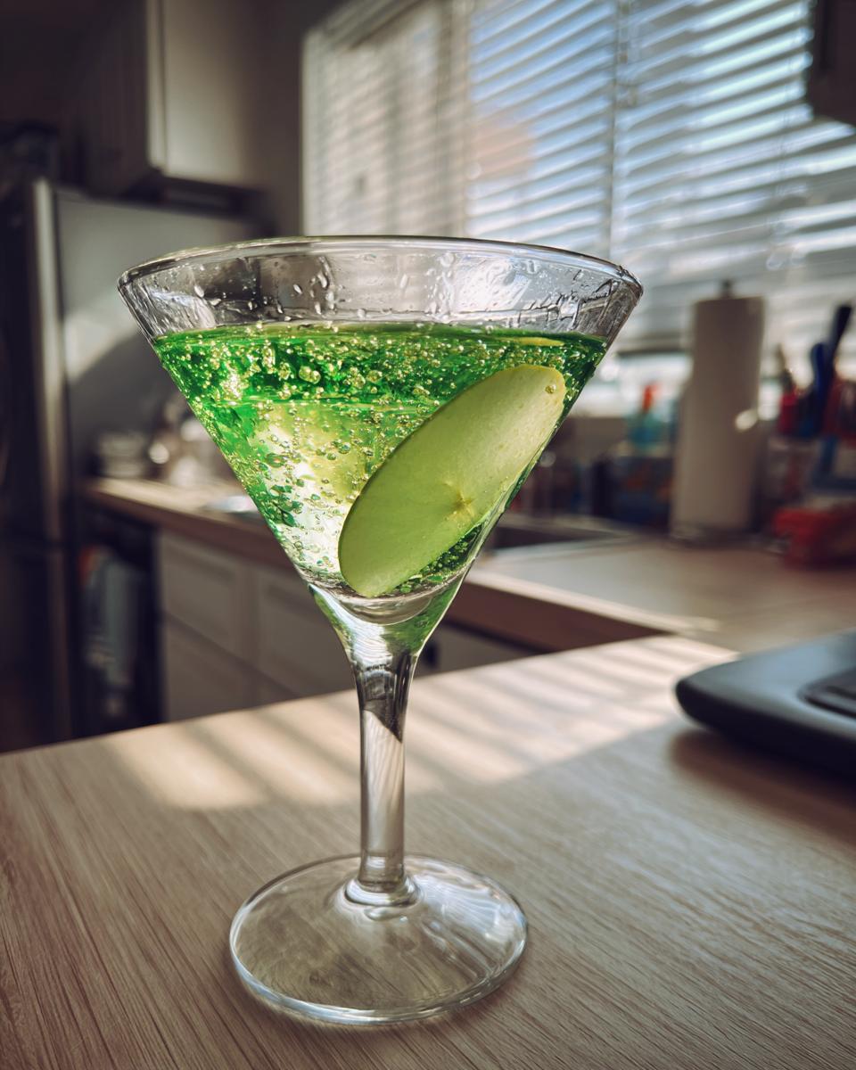 Apple Martini Cocktail – Easy Recipe - detail 3