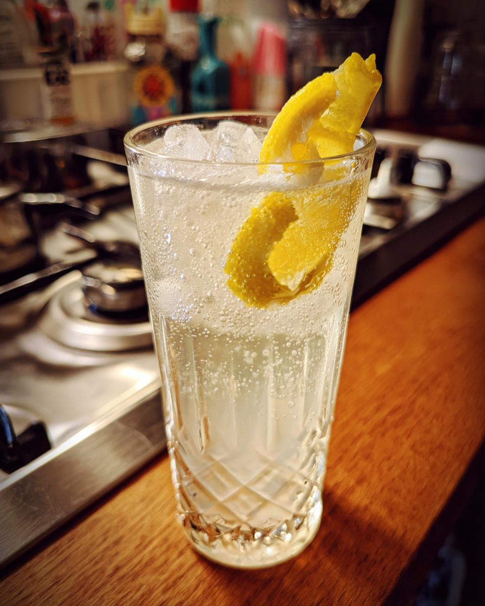 Gin Fizz Cocktail Recipe – Easy Classic - detail 2