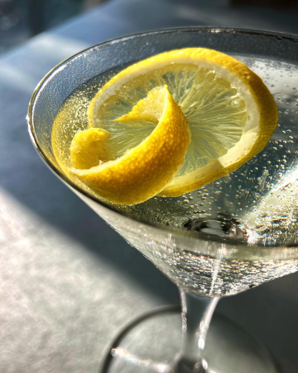 Vesper Martini Cocktail – Classic Recipe - detail 1