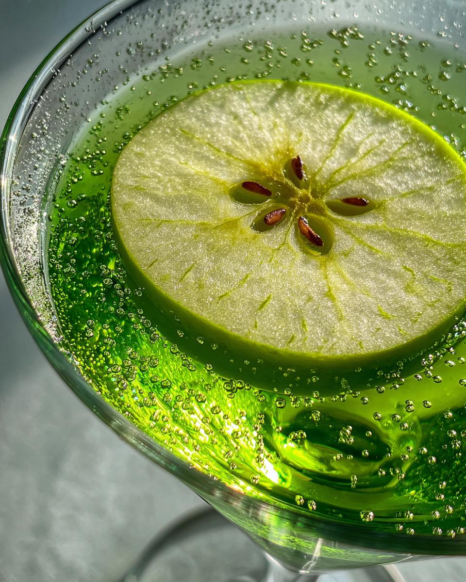 appletini cocktail drink recipe - detail 1