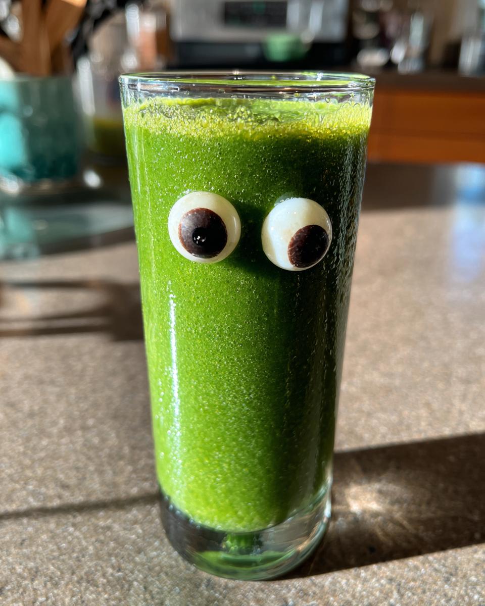 Halloween Monster Green Smoothie - detail 3